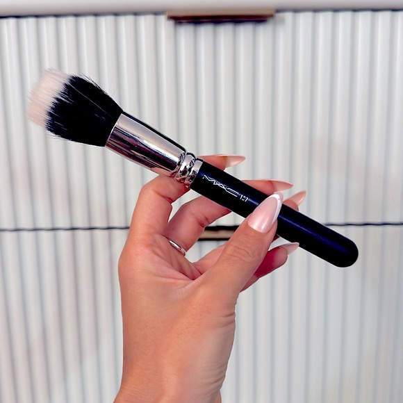 MAC #187 Synthetic Duo Fibre Face Brush ✨ - Picture 4 of 4